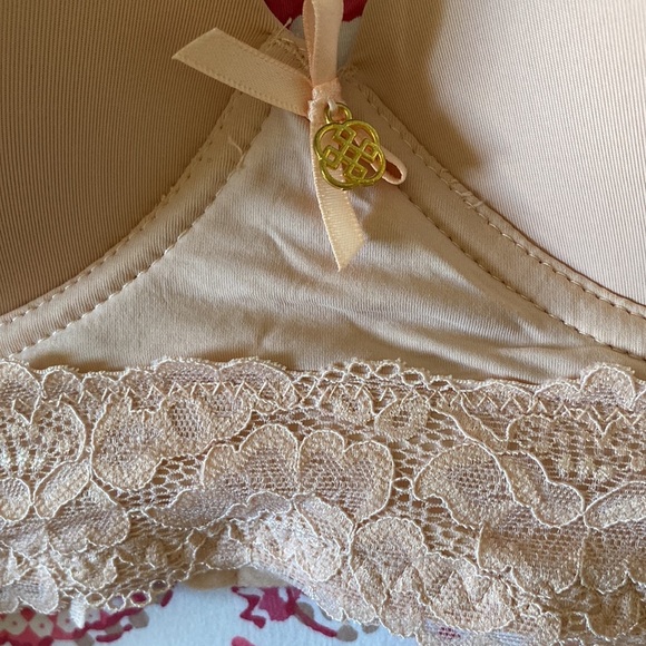 Daisy Fuentes tan padded lace bra size 34C - Picture 3 of 9